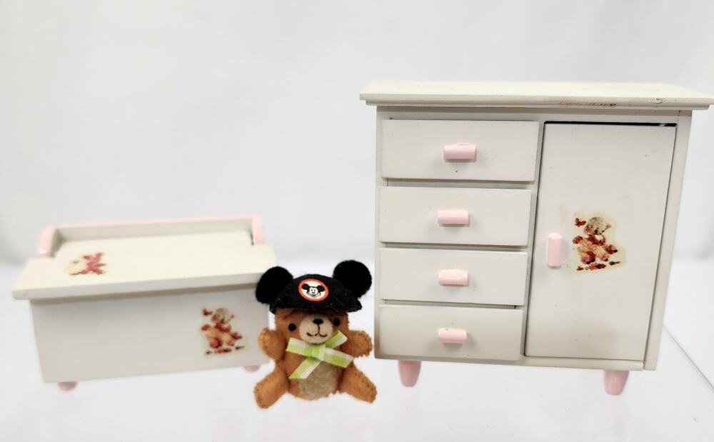 Miniature Dollhouse Wood Baby Dresser Toy Box White Pink W/Baby Lambs & Toy